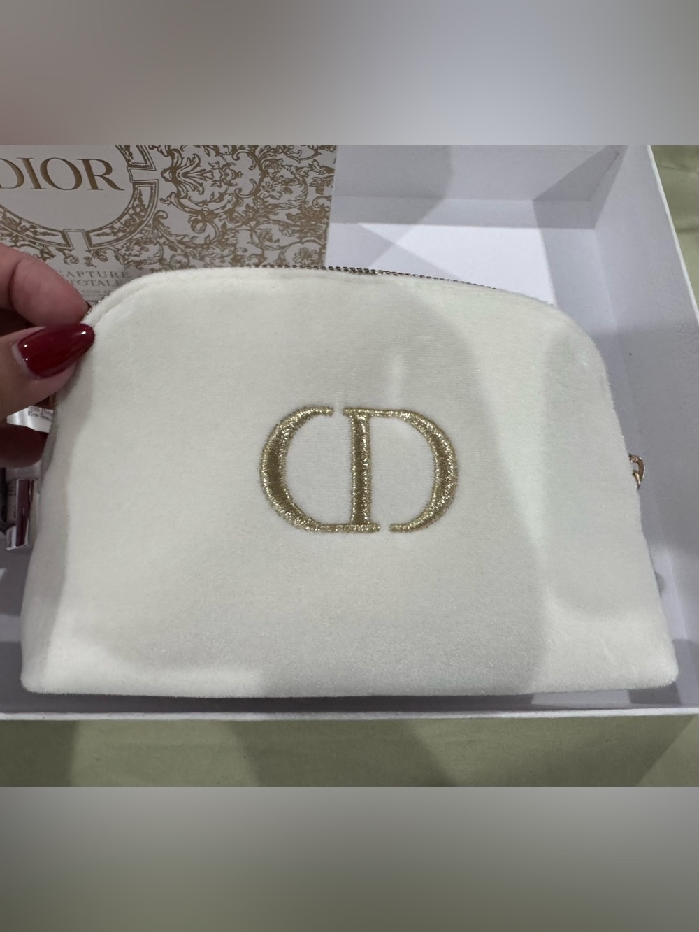 Dior white velvet cosmetic pouch and serum samplers - Picture 2 of 9